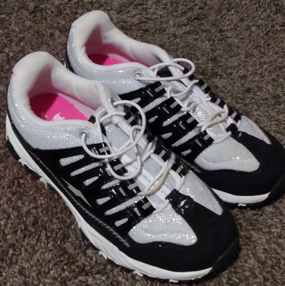 Brand New Avia black and white running shoes size 4 - Picture 1 of 6